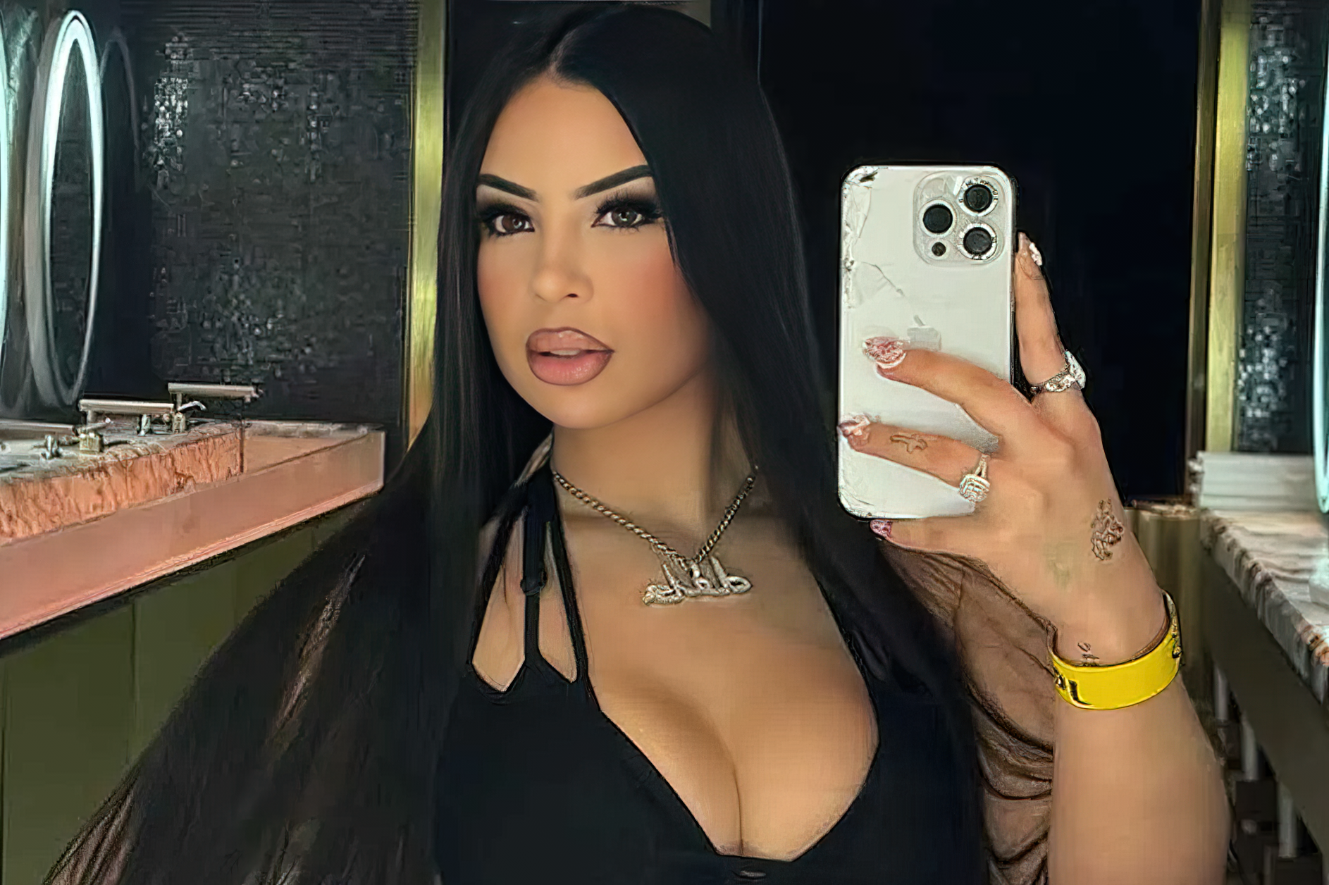 Vritet në një atentat me armë zjarri këngëtarja 22 vjeçare