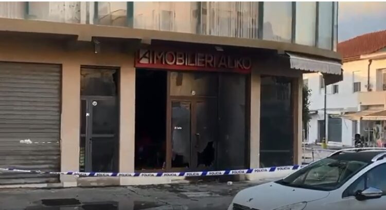 Digjet mobileria në Vlorë  autori i maskuar i vë flakën biznesit dhe arratiset