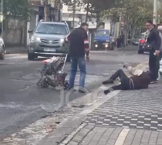 “I shtrirë në mes të rrugës, lyp gjithë ditën, mund të jetë i paushqyer”