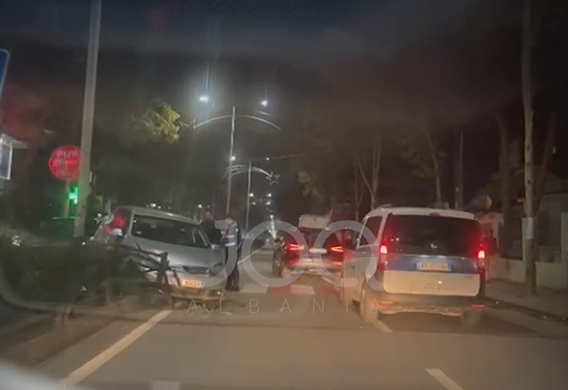 Makina përfundon mbi bordurë në Kamëz: Nëse s’je për timon, mos e merr makinën!