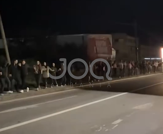 Dasmorët lezhjanë marrin vallen buzë autostradës