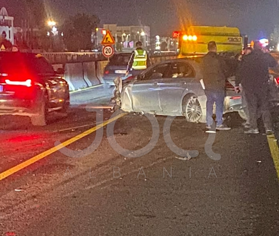 Përplasen dy automjete në autostradën Tiranë Durrës