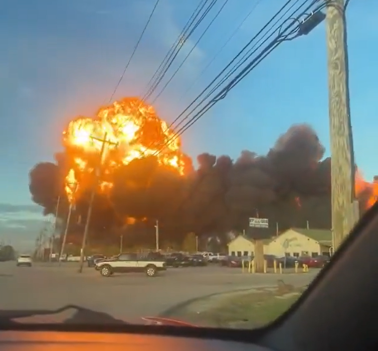 Flakë dhe tym i zi, momenti kur avioni shpërthen në ajër pak sekonda pas ngritjes në SHBA