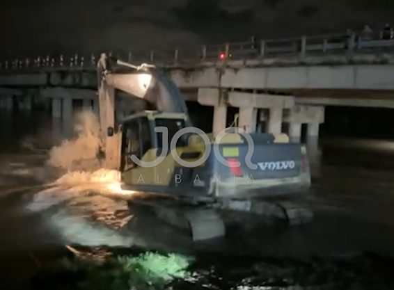 “Rrezikon jetën për 450 mijë lekë të vjetra”: Punonjësi futet me skavator në Vjosë për të shmangur përmbytjet