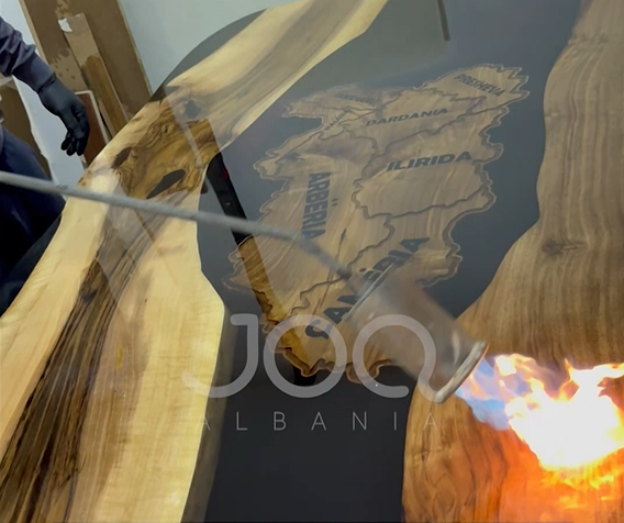 Tavolinë unike me hartën e Shqipërisë Etnike, punuar me dorë për festat e Nëntorit