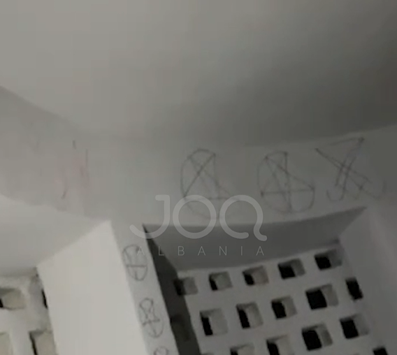 Alarm te Liqeni Artificial  Dy persona vizatojnë simbole satanike në një godinë 