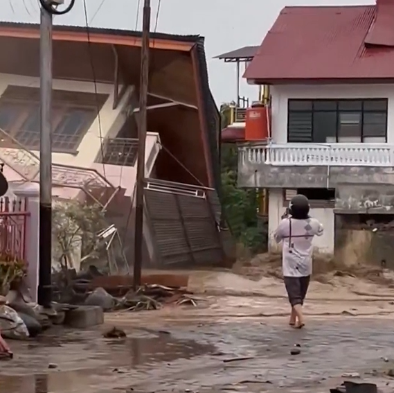 Mbi 300 viktima dhe qindra të zhdukur nga përmbytjet dhe rrëshqitjet e dheut në Indonezi
