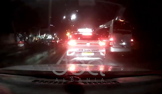 Taksisti “kamikaz” futet në parakalim të gabuar, u rrezikon jetën qytetarëve