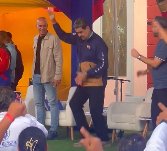 “Askush s’mund të më ndalë”, Maduro shfaqet duke kërcyer me ‘këngën e tij’ dedikuar SHBA