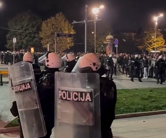 Revoltë në Beograd: Serbët rrethojnë Parlamentin dhe kërkojnë dorëheqjen e Vuçiç!