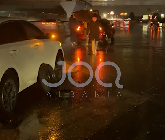 kujdes-ne-autostraden-tirane-durres-disa-mjete-cajne-gomat-per-shkak-te-nje-grope-te-madhe