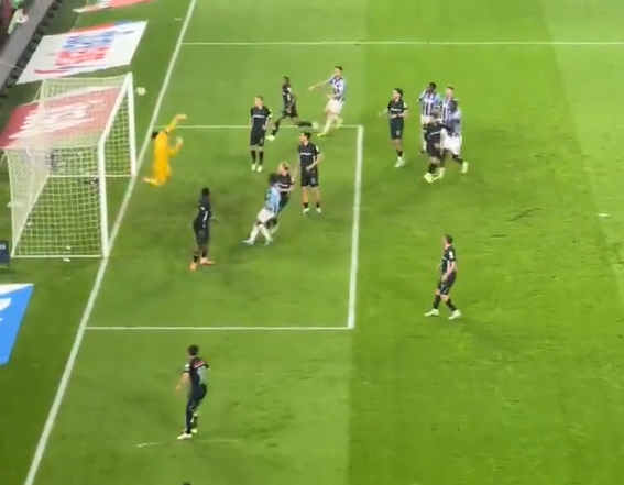 Ernest Muçi shënon supergol nga goditja e dënimit, topi përfundon në trekëndësh