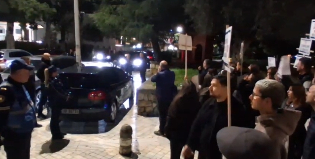 “Turp!”: Deputetët e PS priten me fishkëllima pas votimit të ligjit për barazinë gjinore