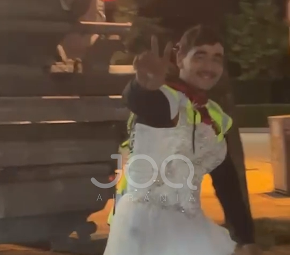 Me fustan nusërie dhe buzëqeshje, si i përballon vështirësitë e punës ky hero i heshtur i Komunales