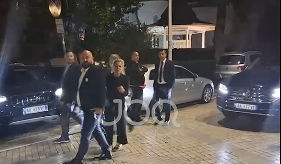 “Turp kombëtar”, si u pritën deputetët e PS pas miratimit të ligjit për “barazinë gjinore”