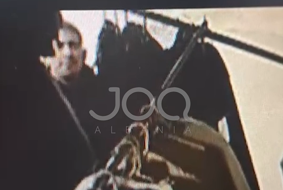 I riu vjedh dy herë dyqanin brenda dy ditësh: Mori 4 xhupa, t’i kthejë mbrapsht!