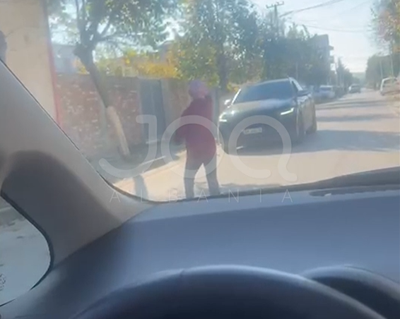 Pamje shqetësuese: E moshuara u del para makinave për të kërkuar para