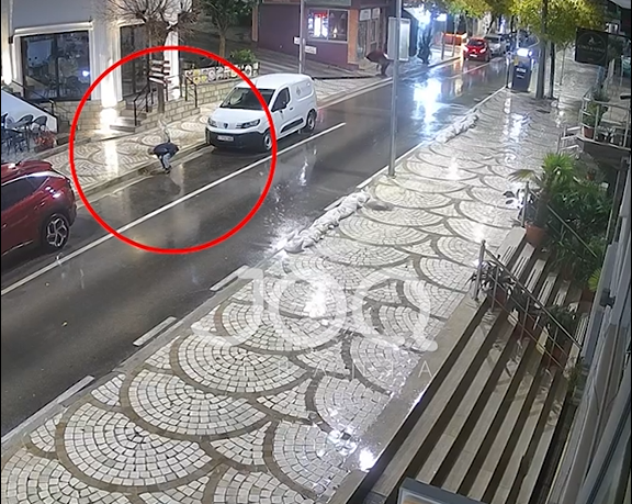 Dy gratë filmohen duke vjedhur kapakun e pusetës: S’është hera e parë që e bëjnë!