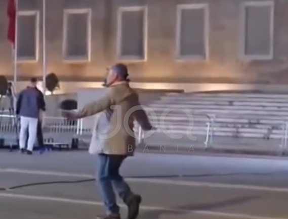 Opozita “vallëzon” përpara Kryeministrisë