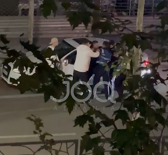 Shoqërohen 4 të rinj tek “21 Dhjetori”: Erdhën 5 patrulla dhe dy motorë policie