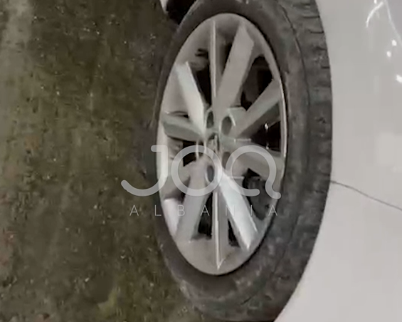 “Tre goma të çara”: Qytetari denoncon gjendjen skandaloze të rrugës Kombinat–Plepa