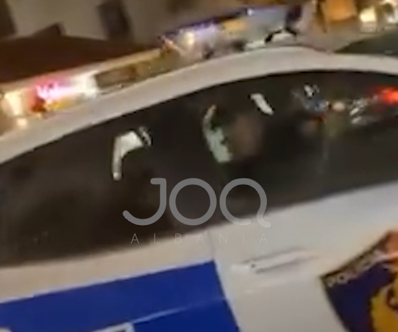 Denoncimi   Efektivi i policisë dhunon të miturin brenda në mjetin e shërbimit 