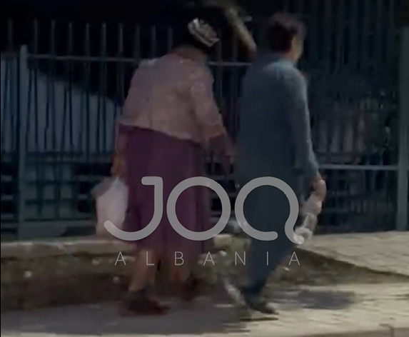 Me masë sigurie  arrest shtëpie   69 vjeçari del në qytet i veshur si grua