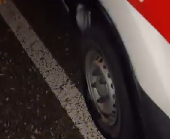 Skandal në autostradën Tiranë-Durrës: Ambulancës me pacient brenda i çahen dy goma!