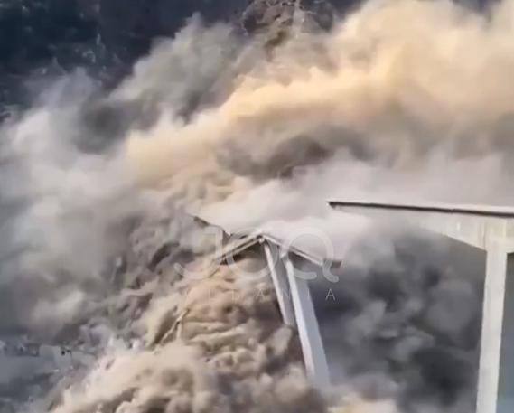 Ura gjigante shembet si të ishte prej ‘letre’, vetëm pak muaj pas inaugurimit