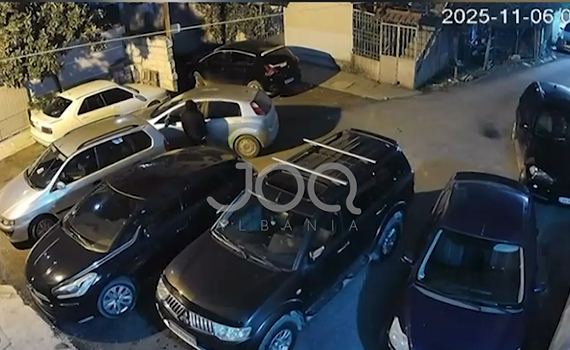 “Inspektori” i natës: I riu ‘misterioz’ që kontrollon dyert e makinave të parkuara