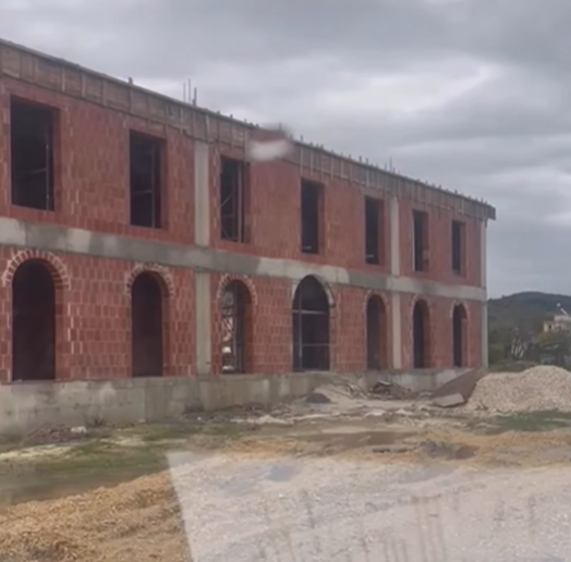 Pronari i përgjigjet qytetarit që e denoncoi  Ndërtesën e kam me leje 