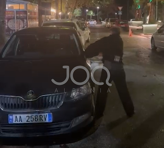 Vlorë/ Turistja franceze “tapë fare”, filmohet duke thyer pasqyrën e makinës së parkuar