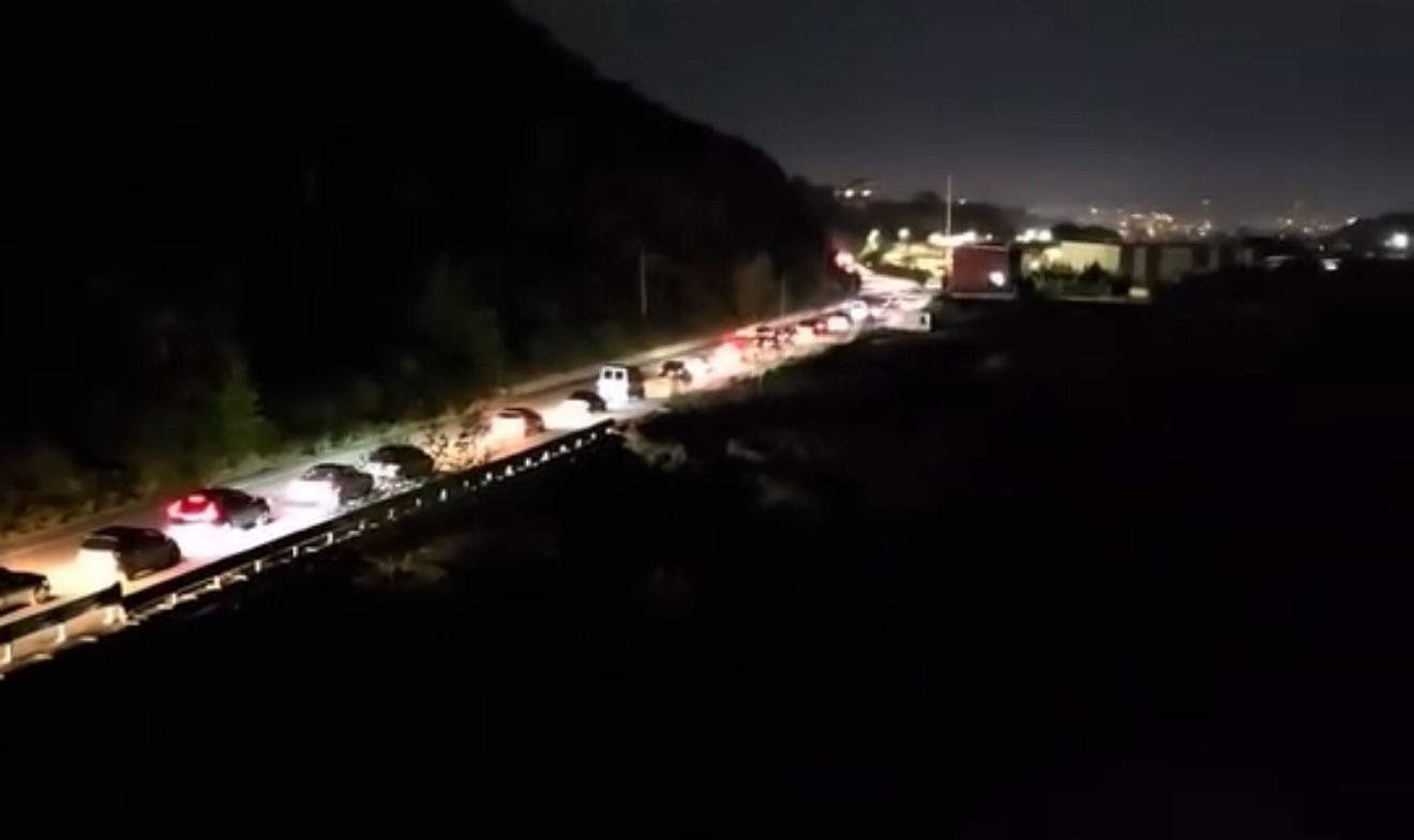 Trafik i rënduar drejt Tiranës, rradhë kilometrike në Elbasan dhe në Rrugën e Arbrit