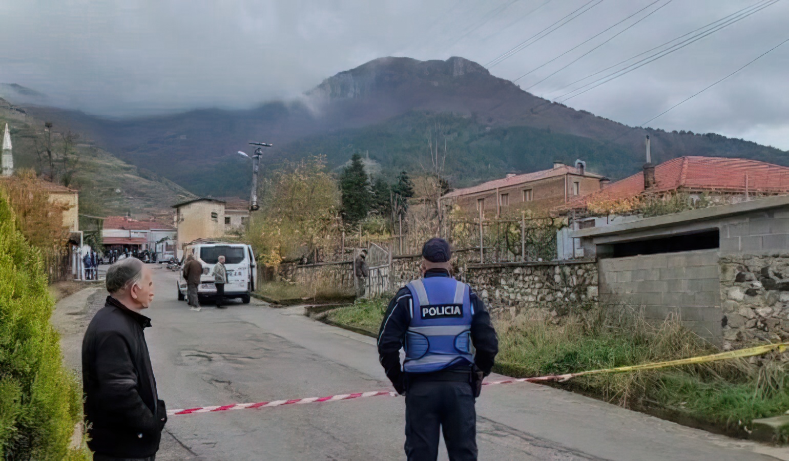 45-vjeçarit i ngec bluza në kangjellat rrethues të banesës, mbytet aksidentalisht