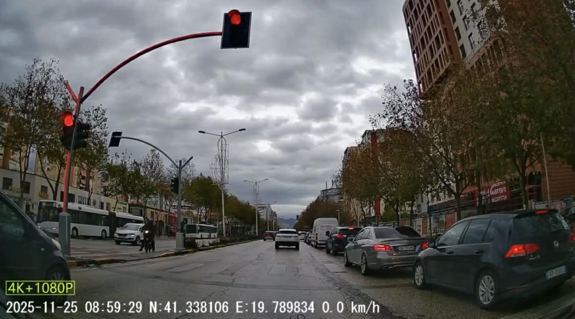 Nuk u ndal si të tjerët, drejtuesi i motorit përplaset fort me semaforin