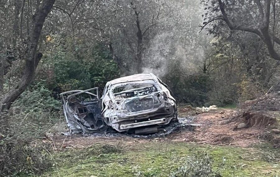 Atentati në Rinas: Gjendet e djegur makina e autorëve, brenda saj 4 kallashnikovë