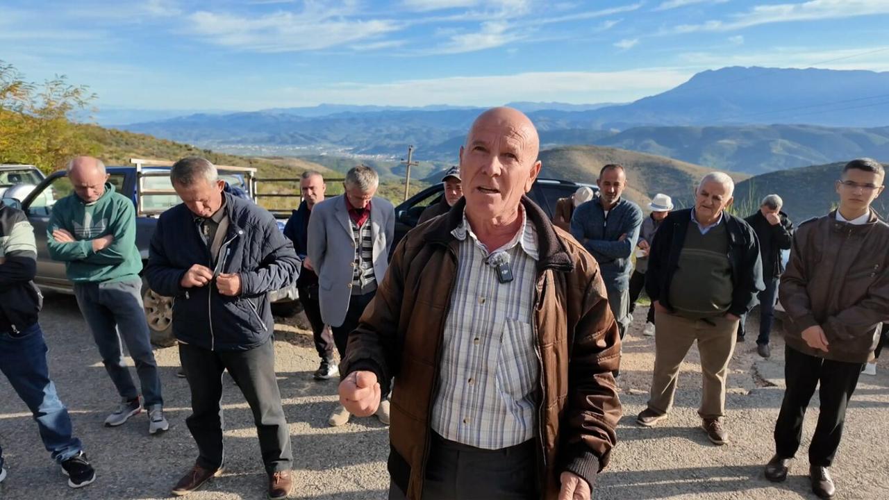 Banorët e Mbolanit në Berat, të harruar nga Qeveria: Kërkojnë rrugë, ujë dhe kushte jetese