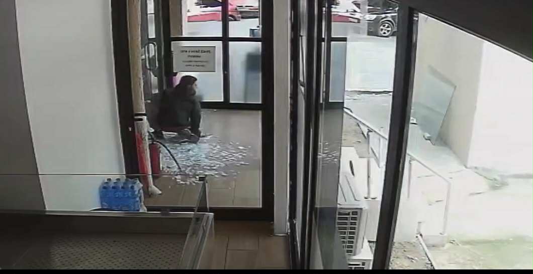 Hajduti i mitur thyen dy fasadat e xhamit, shkoi për të vjedhur por për pak humbi jetën