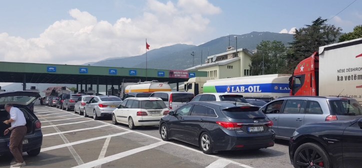 Dyshohet për drogë në autobus, Dogana e Kosovës ndalon mjetin që vinte nga Shqipëria