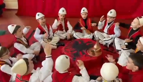 Dibranët e vegjël festojnë kuqezi nën ritmin e këngës patriotike