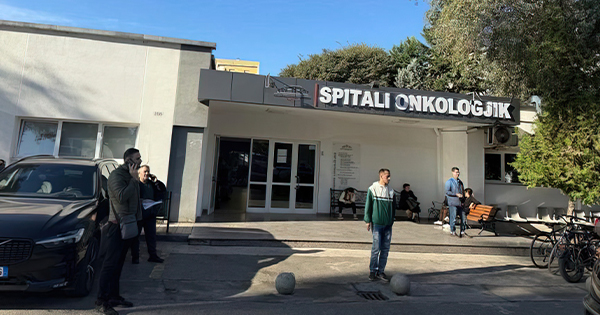  Pritja që vret   Gratë me kancer gjiri mes mungesave  radhëve dhe pagesave nën dorë