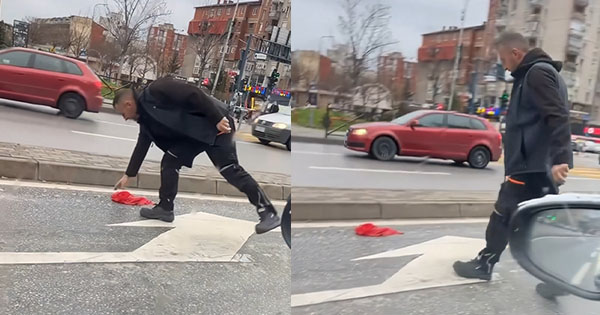 qytetari-ndalon-makinen-dhe-ngre-flamurin-kombetar-te-rene-ne-rruge