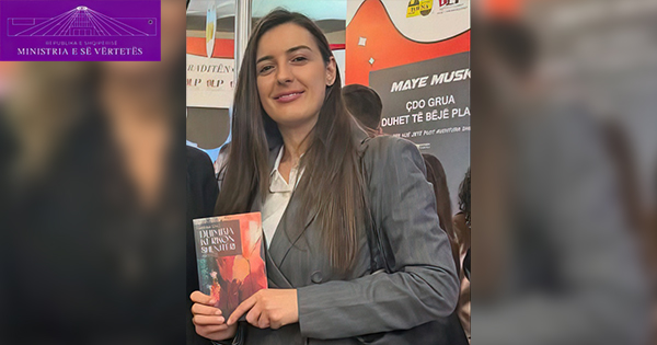 Zegjineja fotografohet duke blerë letër higjenike