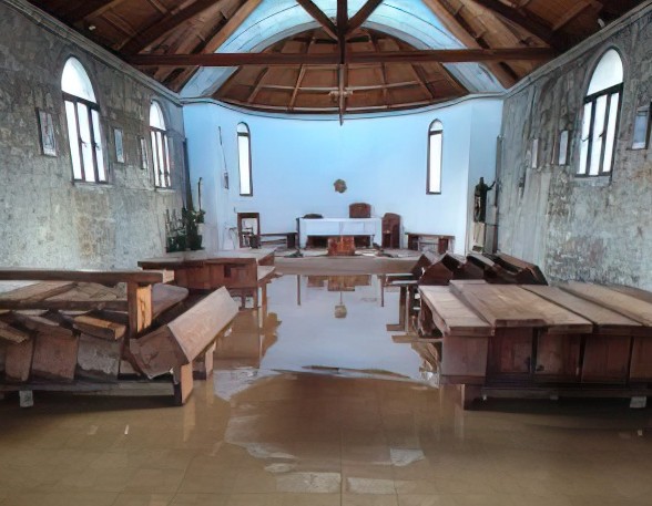 Shirat përmbytin kishën e Barbullojës në Lezhë, besimtarët luten në lokal