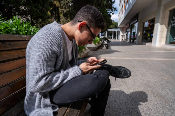 Adoleshenti pëson goditje në tru pas qëndrimit me orë të tëra i përkulur mbi celular