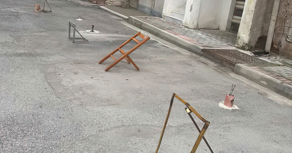 Hyrjes së pallatit i dalin pronarët  zënë vendet e parkimit me karrige e hekura