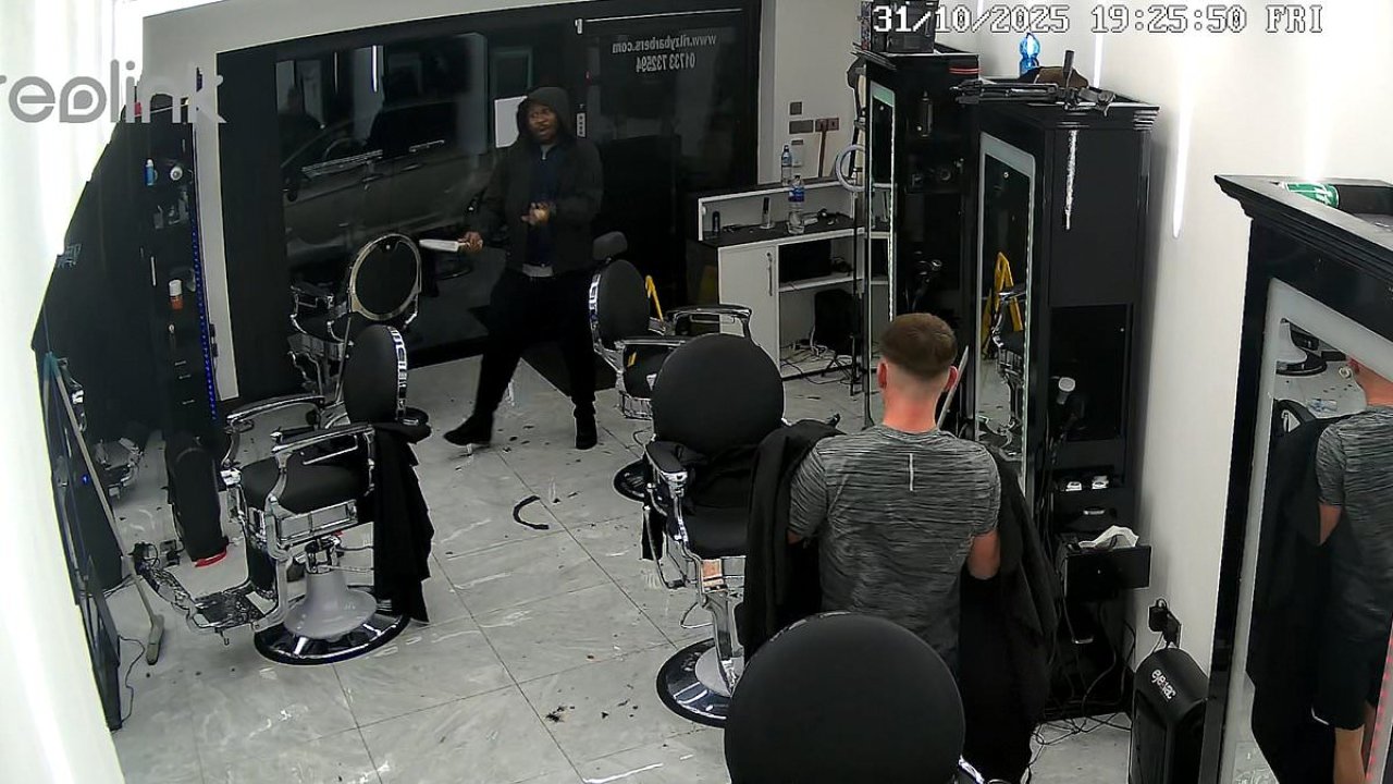 Agresori që sulmoi 11 persona futet me thikë në berberhane  shqiptarit s i dridhet qerpiku