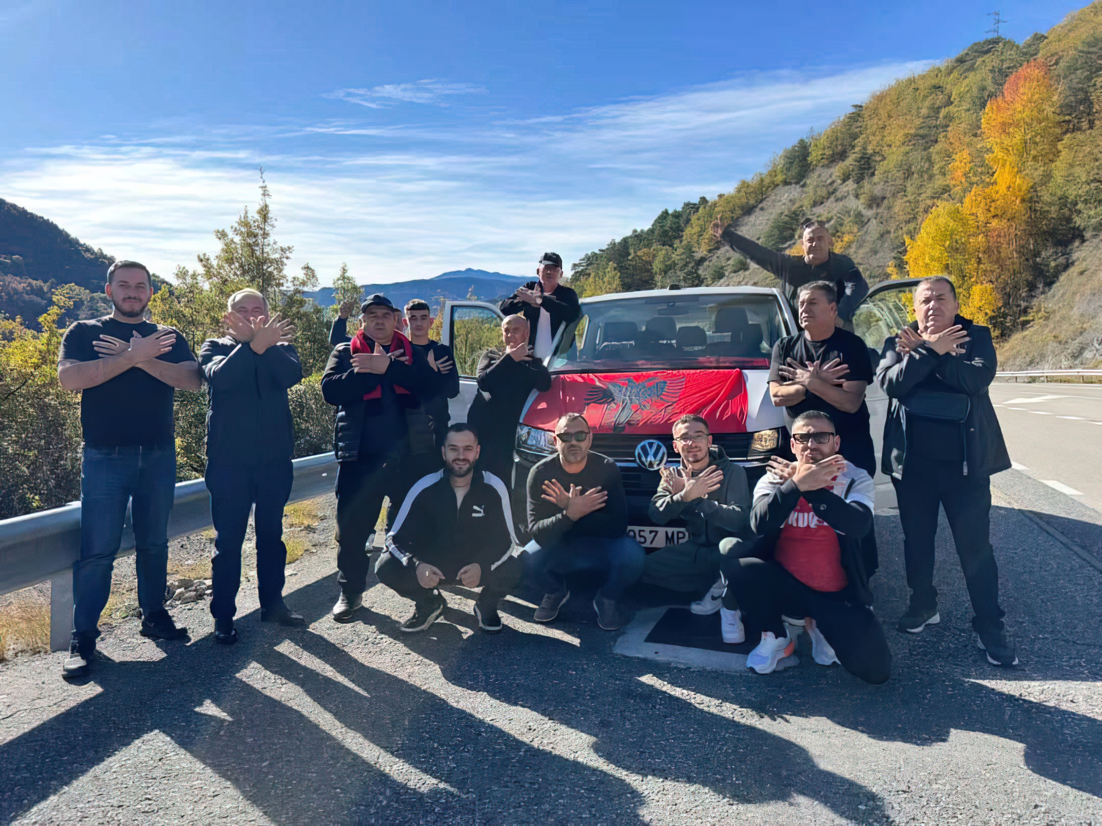 Tifozët shqiptarë udhëtojnë drejt Andorrës për të mbështetur Kombëtaren