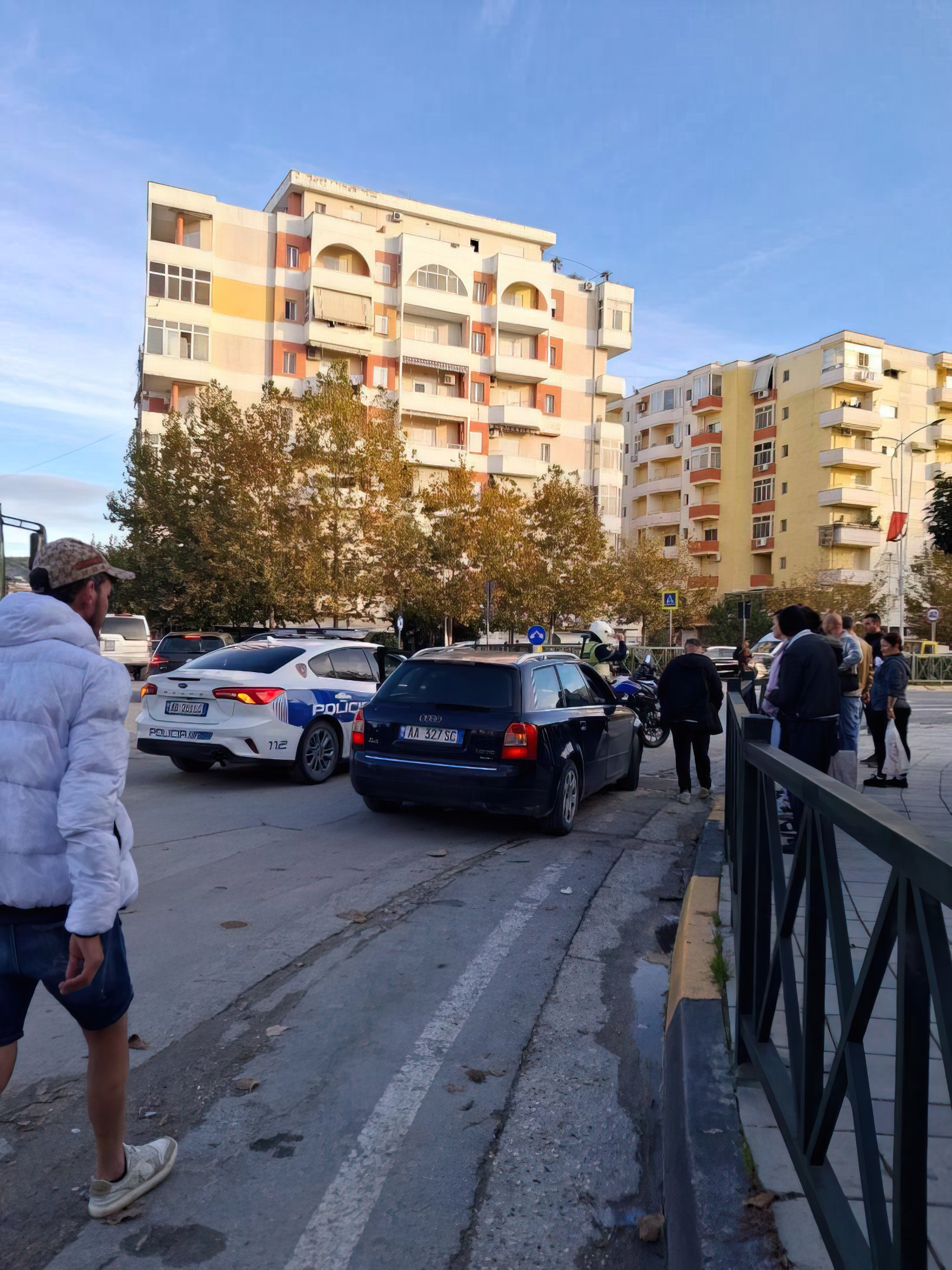 Policët në Çole marrin zvarrë babain në sy të së bijës, terrorizohet e mitura