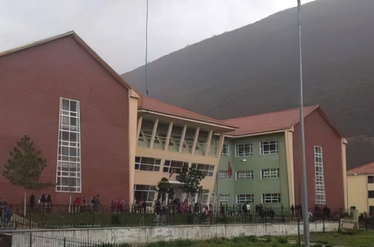 Banorët e Krumës: Po shpërdorohen 1.5 miliardë lekë për një shkollë në gjendje të mirë